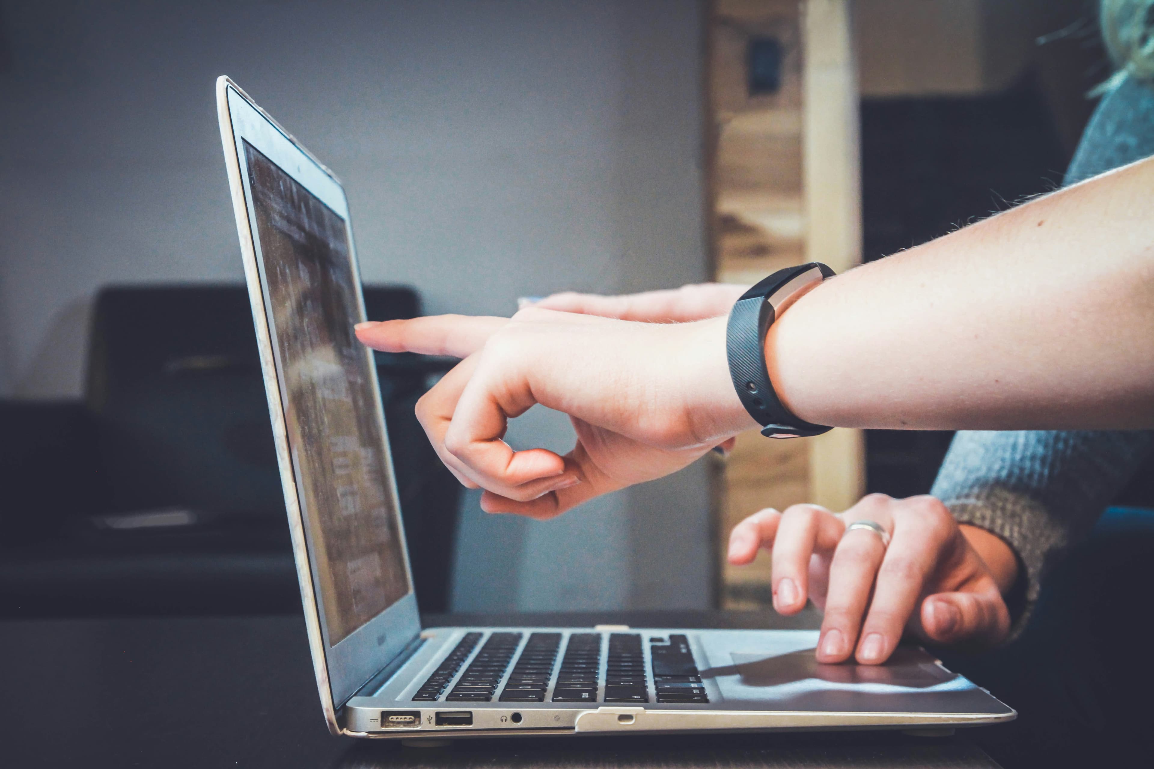 The Attention Economy: Why Businesses Are Fighting for Seconds, Not Customers in 2026